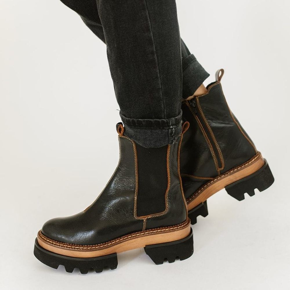 Free People Vance Double Tab Chelsea Boot in black size 40 (10)